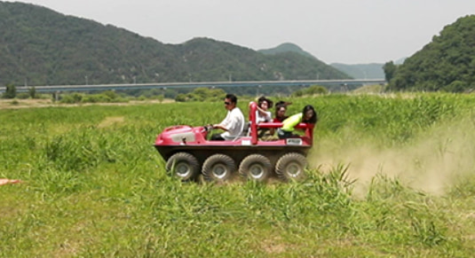韓國Sky Adventure提供乘坐越野車去跳傘服務
