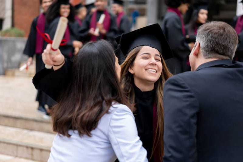經過三年或四年學習，英國大學畢業生所獲得的學位有不同的榮譽等級