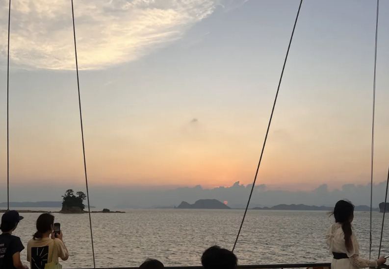 一群人正在看遠處的海景