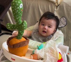 無法專注玩玩具的嬰兒寶寶